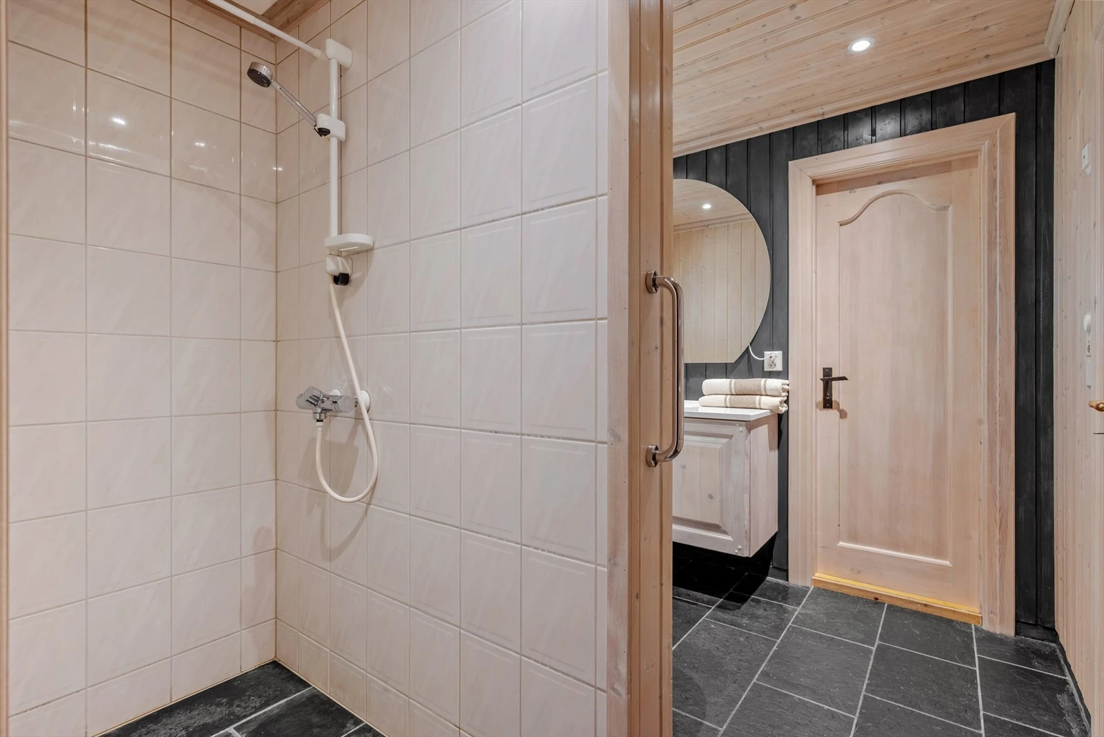 Badet er på 6 kvm og ligger mellom vaskerommet og det tekniske rommet. Galleribilde