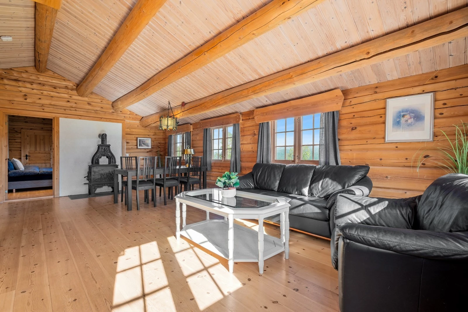 Her er det både god plass til måltider og små soner for hyttekos. Galleribilde