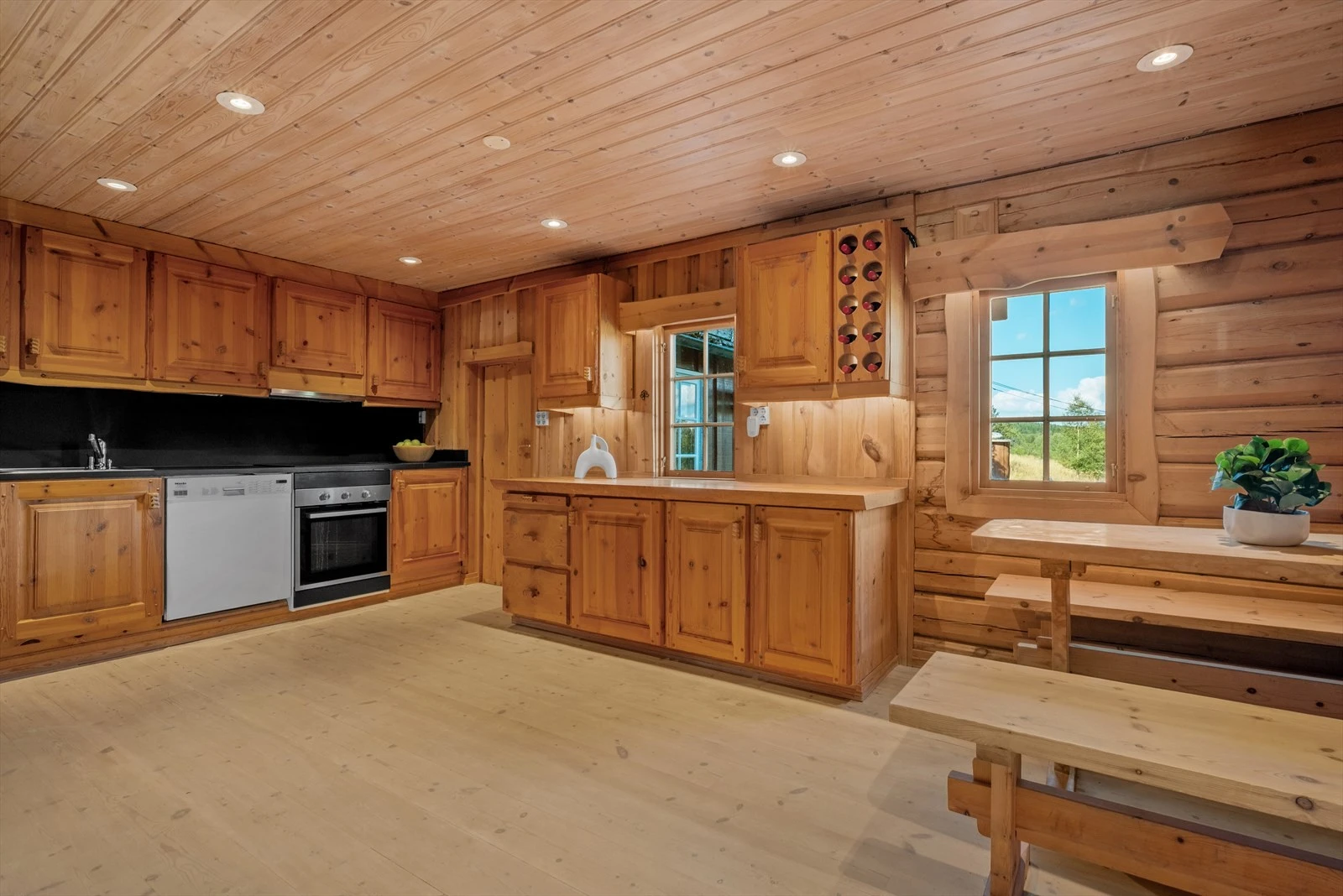 Kjøkkenet har godt med skap- og benkeplass for feriene. Galleribilde