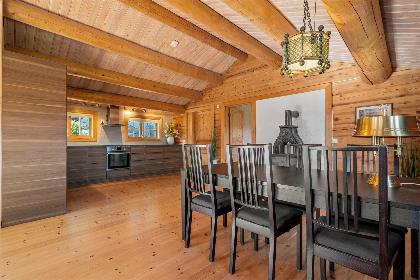 Når vi kommer inn, møtes vi av et flott kjøkken! Galleribilde