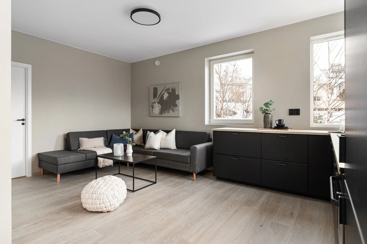 Velkommen til Innherredsveien 91! Eksklusiv og topmoderne leilighet med svært attraktiv beliggenhet. Stuen har blitt enda større etter at bildet ble tatt da rommet bak sofa er revet og inkludert i fellesareal. Stuen er dermed 10 kvm større enn på bilde. Galleribilde