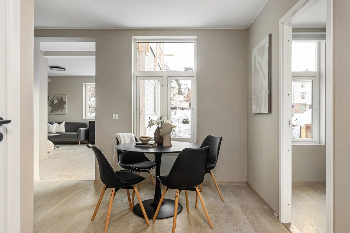 Store fellesarealer. Dette er sosialsone nummer to med spisebord og stoler samt utgang til terrasse hvor man kan nyte gode solforhold. Galleribilde