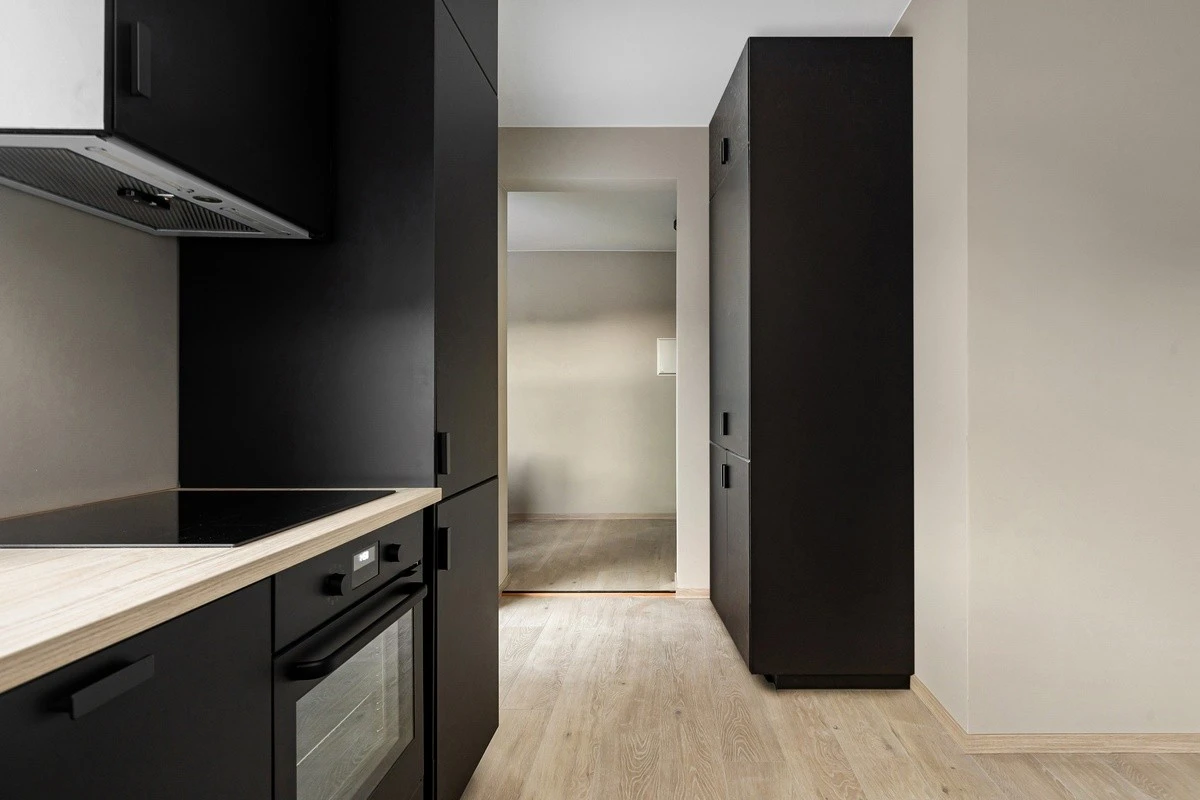 Kjøkkenet er fullt utstyrt med hvitevarer og kjøkkenutstyr. Det er også mye skapplass. To stk kombinerte kjøl- og fryseskap. Galleribilde