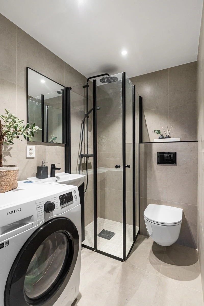 2 av 2 totalrenoverte baderom med høy standard. Store flis, dimbare spotter i tak, varme i gulv. Innfellbare dusgvegger i glass. Galleribilde