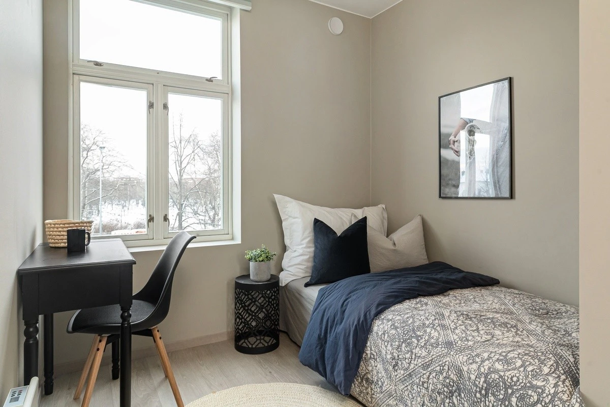 Dette er Mars. Soverommene er av god størrelse med plass til det man trenger. Nye garderobeskap med speilfronter, seng, panelovn og solskjerming medfølger. Galleribilde