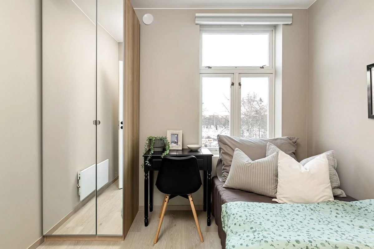 Dette er Neptun. Soverommene er av god størrelse med plass til det man trenger. Nye garderobeskap med speilfronter, seng, panelovn og solskjerming medfølger. Galleribilde