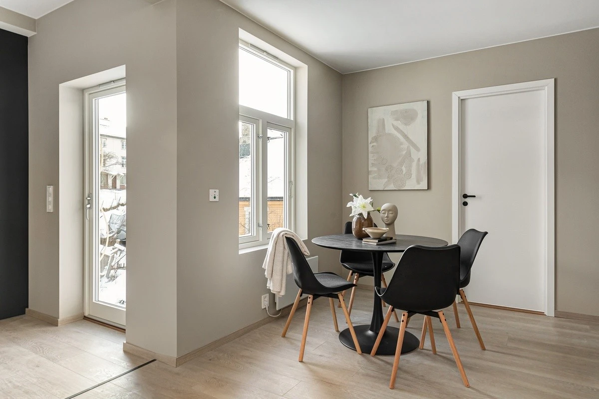 Store fellesarealer. Dette er sosialsone nummer to med spisebord og stoler samt utgang til terrasse hvor man kan nyte gode solforhold. Galleribilde