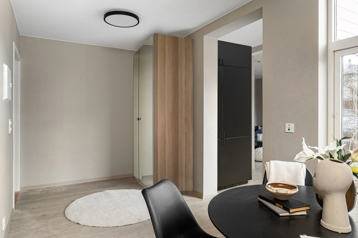 Velkommen inn! Romslig entré med mye lagringsplass for sko og yttertøy. Galleribilde