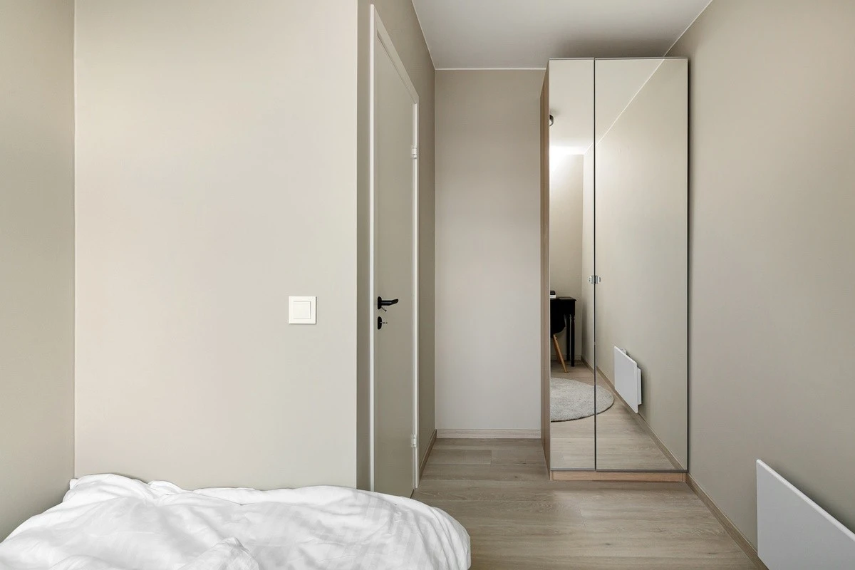 Dette er Jupiter. Soverommene er av god størrelse med plass til det man trenger. Nye garderobeskap med speilfronter, seng, panelovn og solskjerming medfølger. Galleribilde