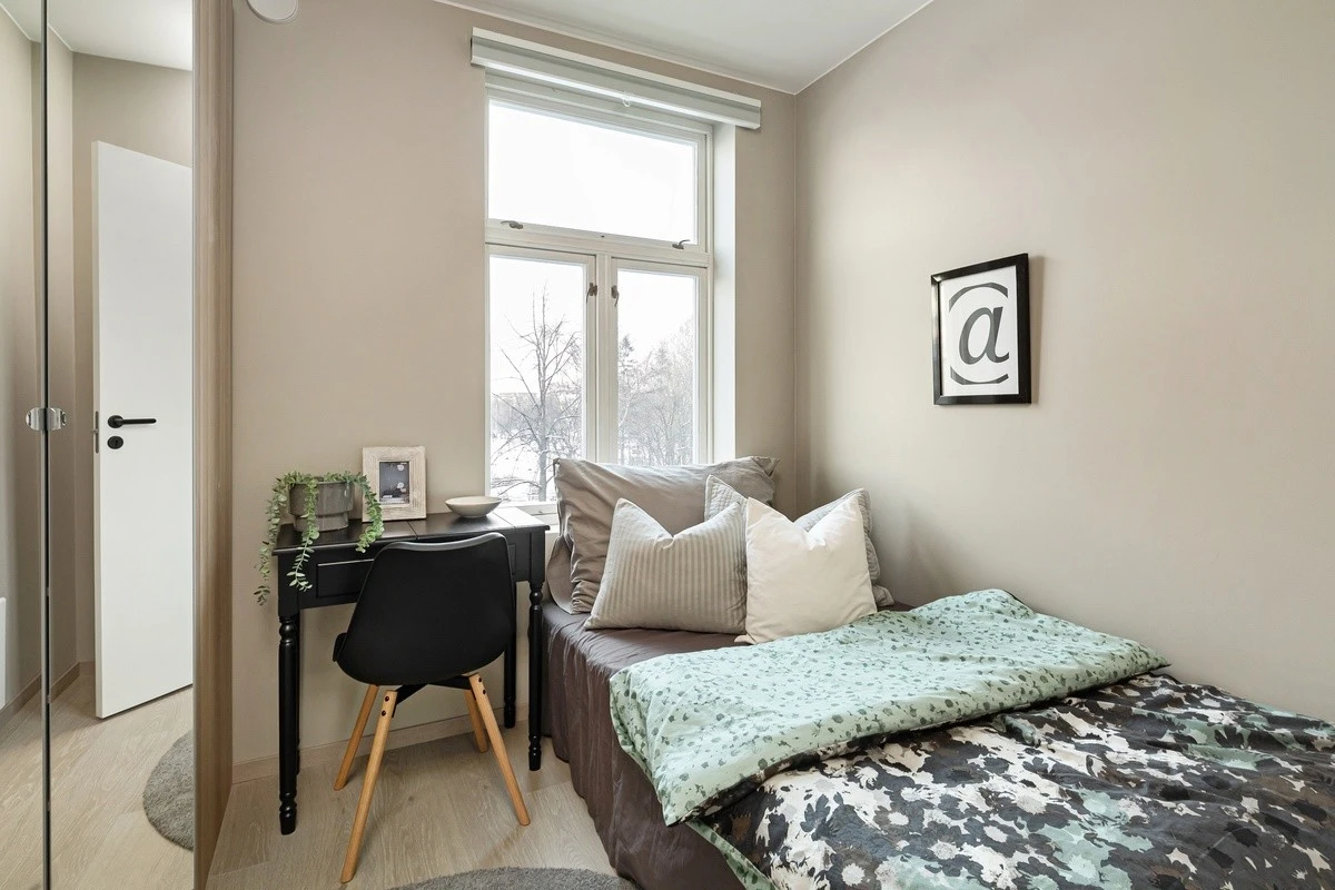 Dette er Neptun. Soverommene er av god størrelse med plass til det man trenger. Nye garderobeskap med speilfronter, seng, panelovn og solskjerming medfølger. Galleribilde