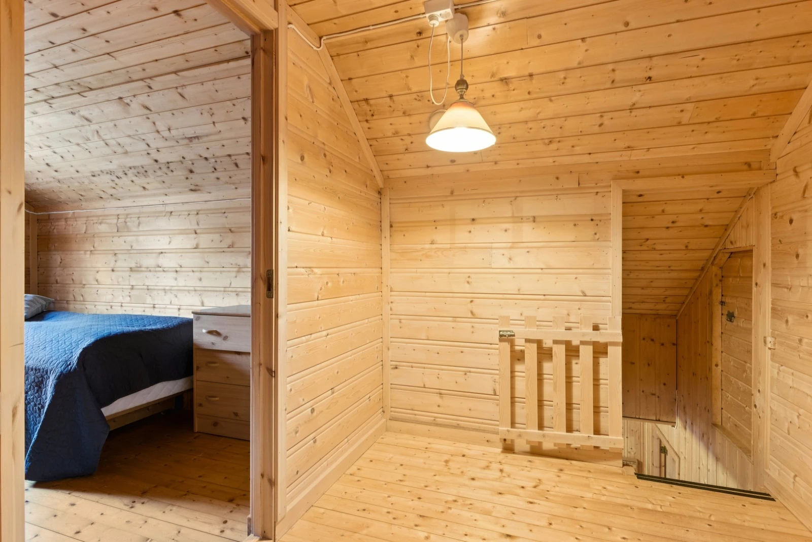 Loftsetasje. Det gjøres oppmerksom på at det ikke finnes tegninger av loftet, og at soverommene på loftet sådan ikke er godkjent hos Vefsn kommune. Se salgsoppgave. Galleribilde