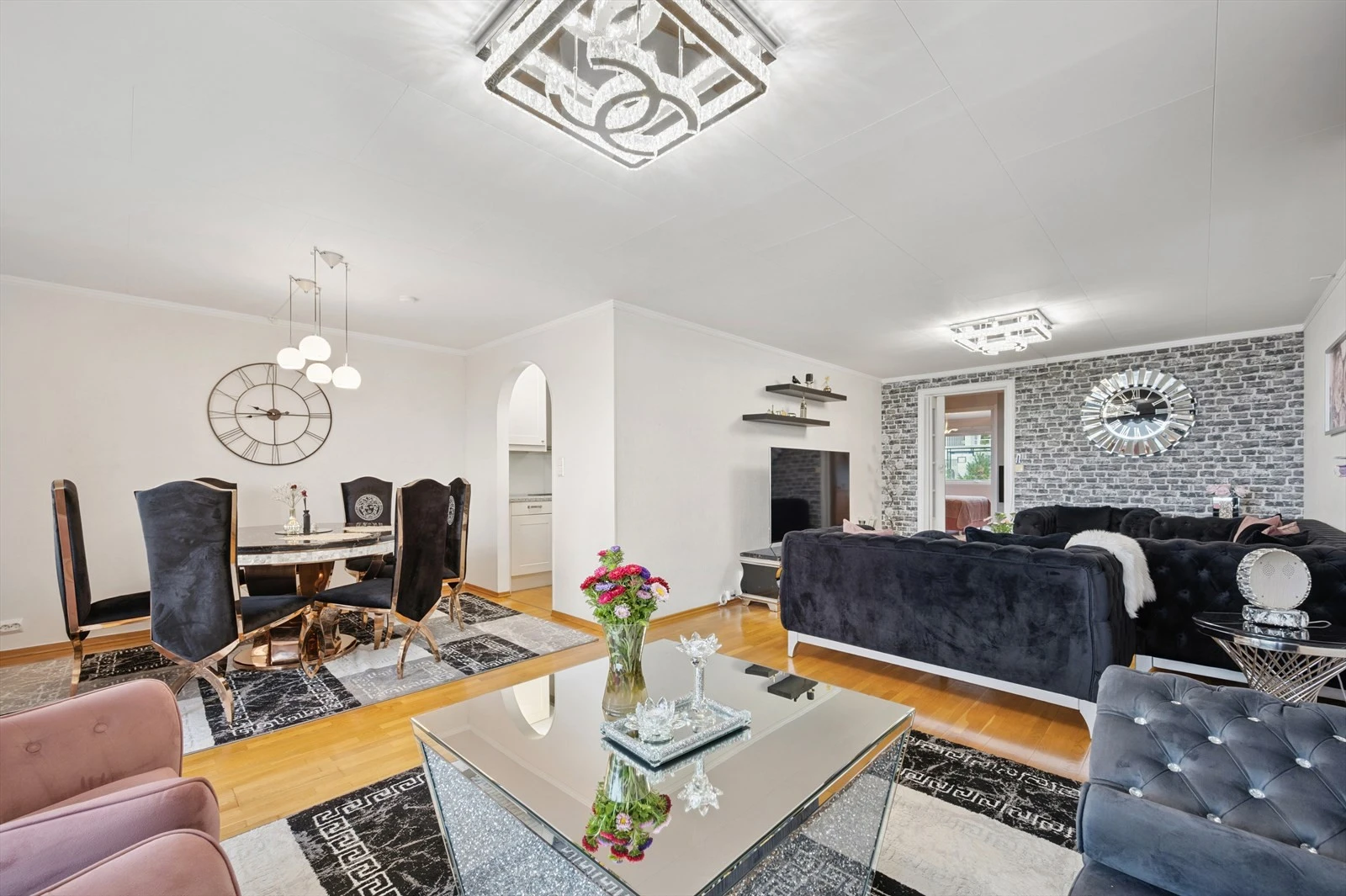 Romslig stue/spisestue