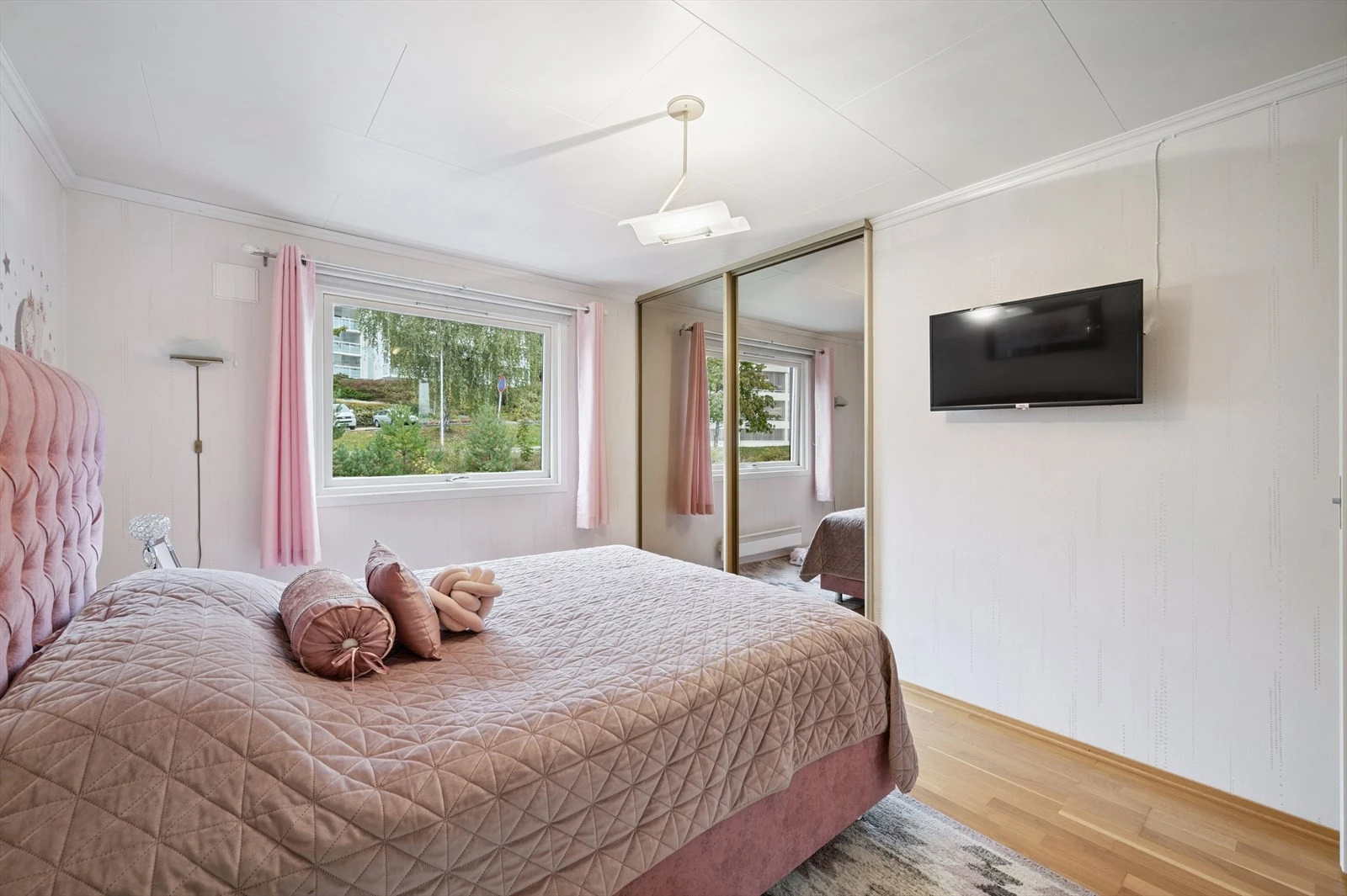 Rommet har skyvedørsgarderobe med speilfront