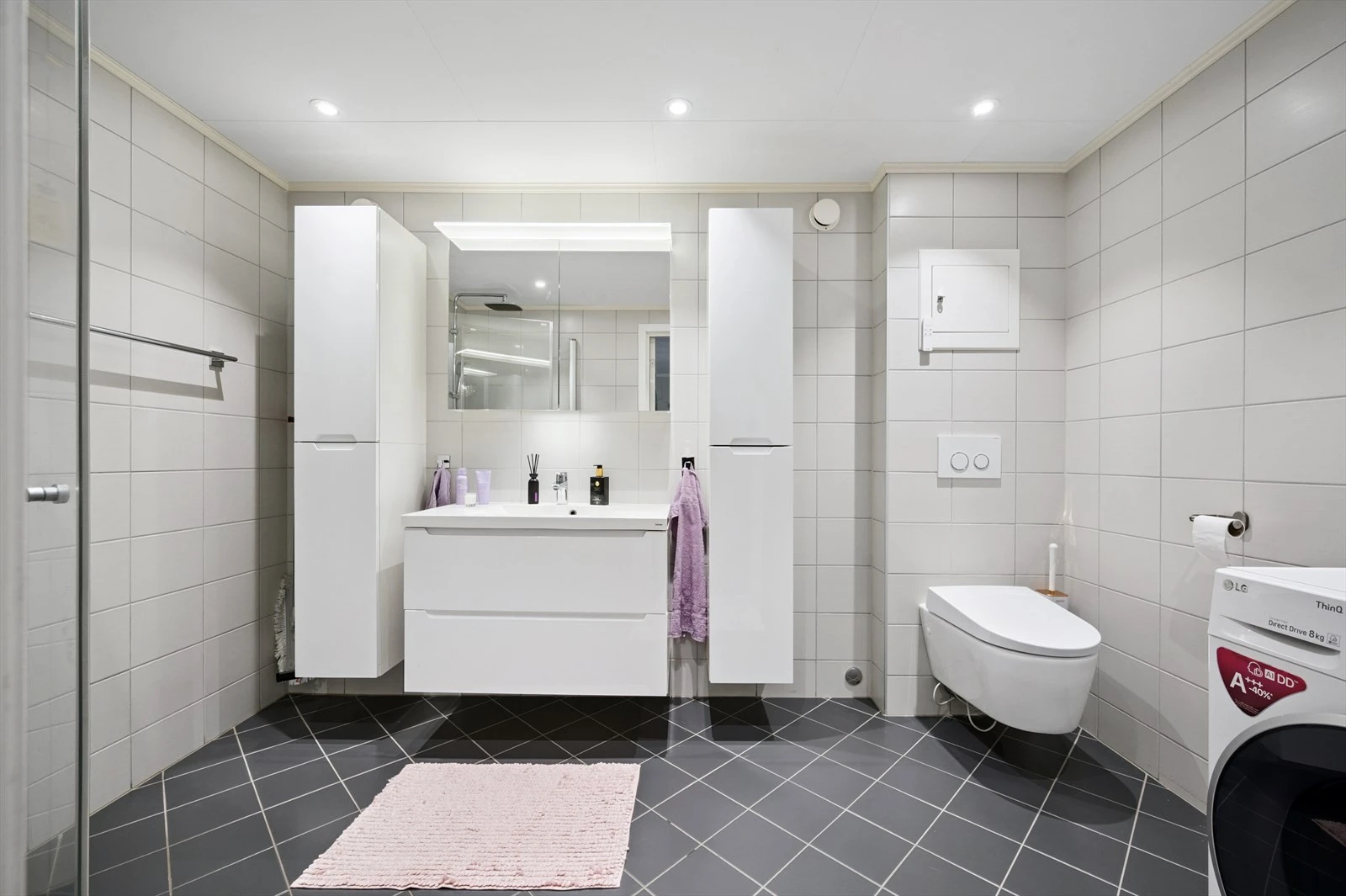 Delikat flislagt baderom pusset opp i regi av borettslag i 2016