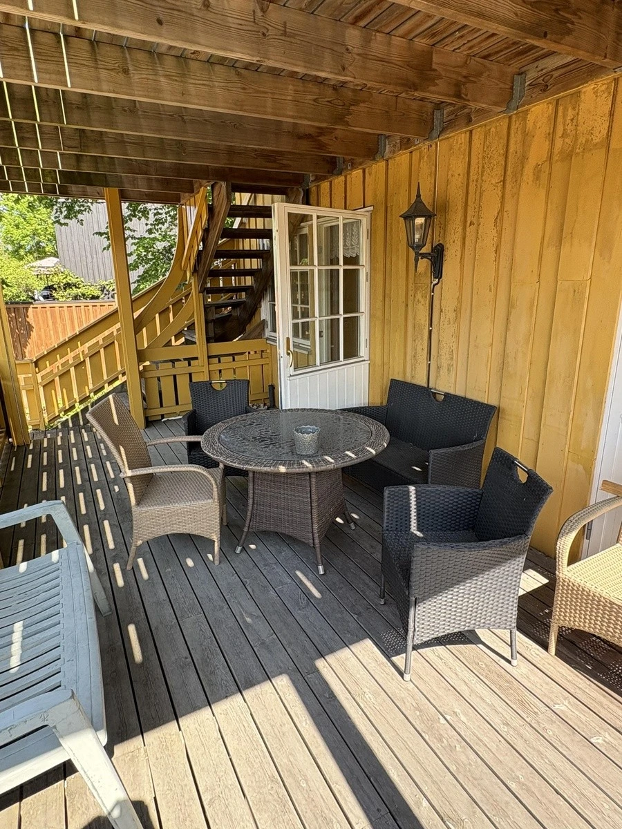 Utemøbler, puter er også inkludert Galleribilde