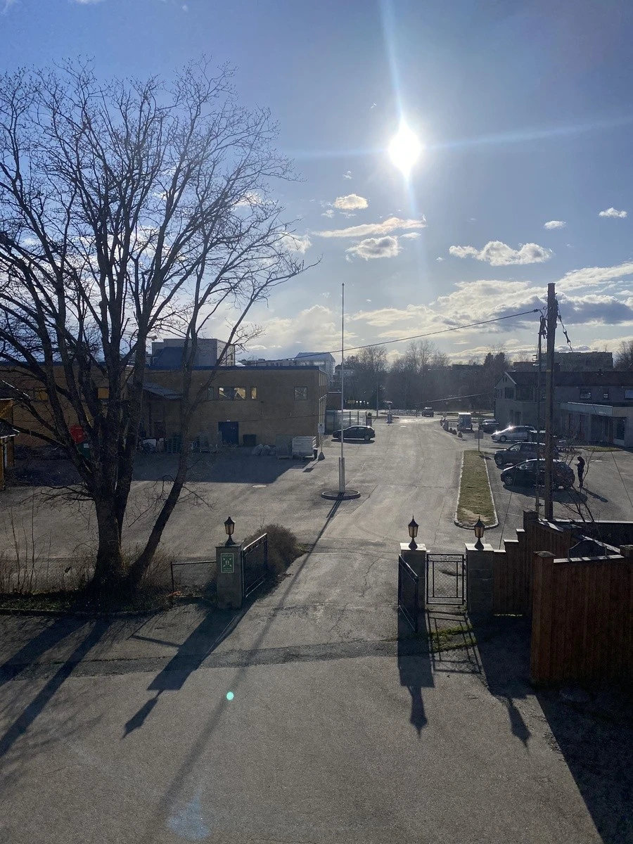 Rett ved REMA1000 og stor gårdsplass Galleribilde