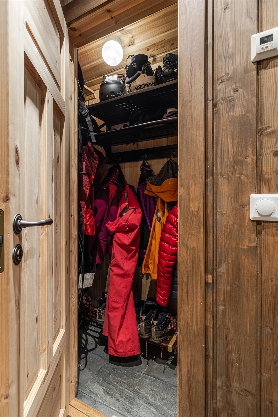 Praktisk garderoberom i gangen. Galleribilde