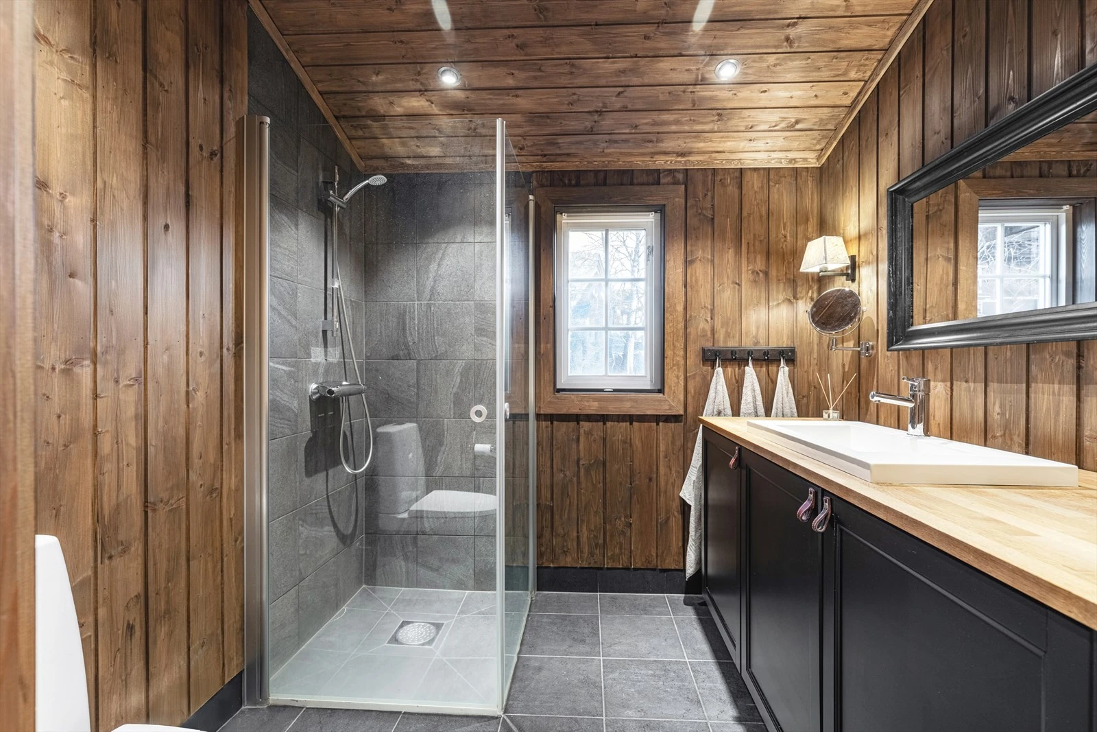 Romslig dusjnisje på badet. Galleribilde