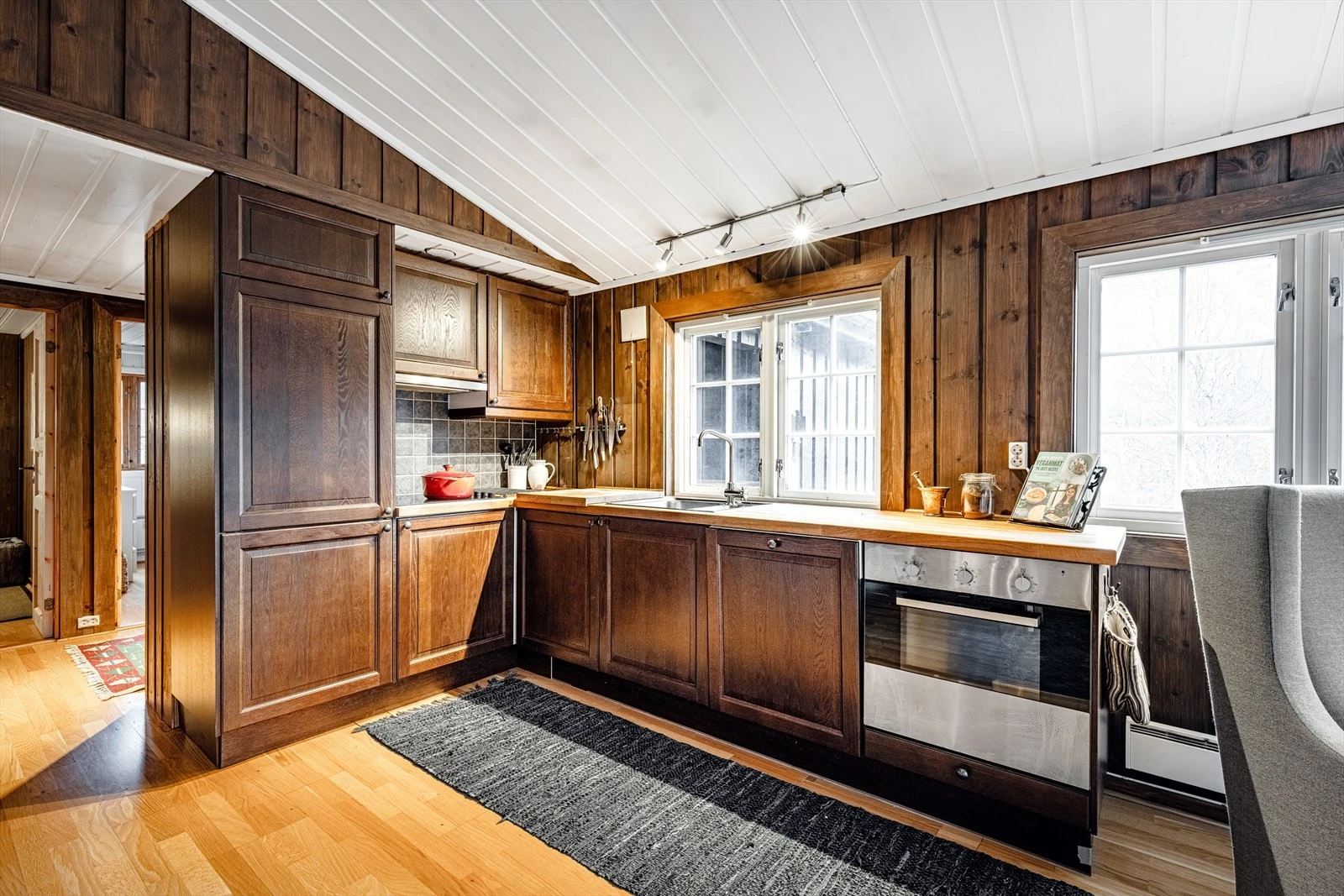 Åpen kjøkkenløsning med integrerte hvitevarer. Galleribilde