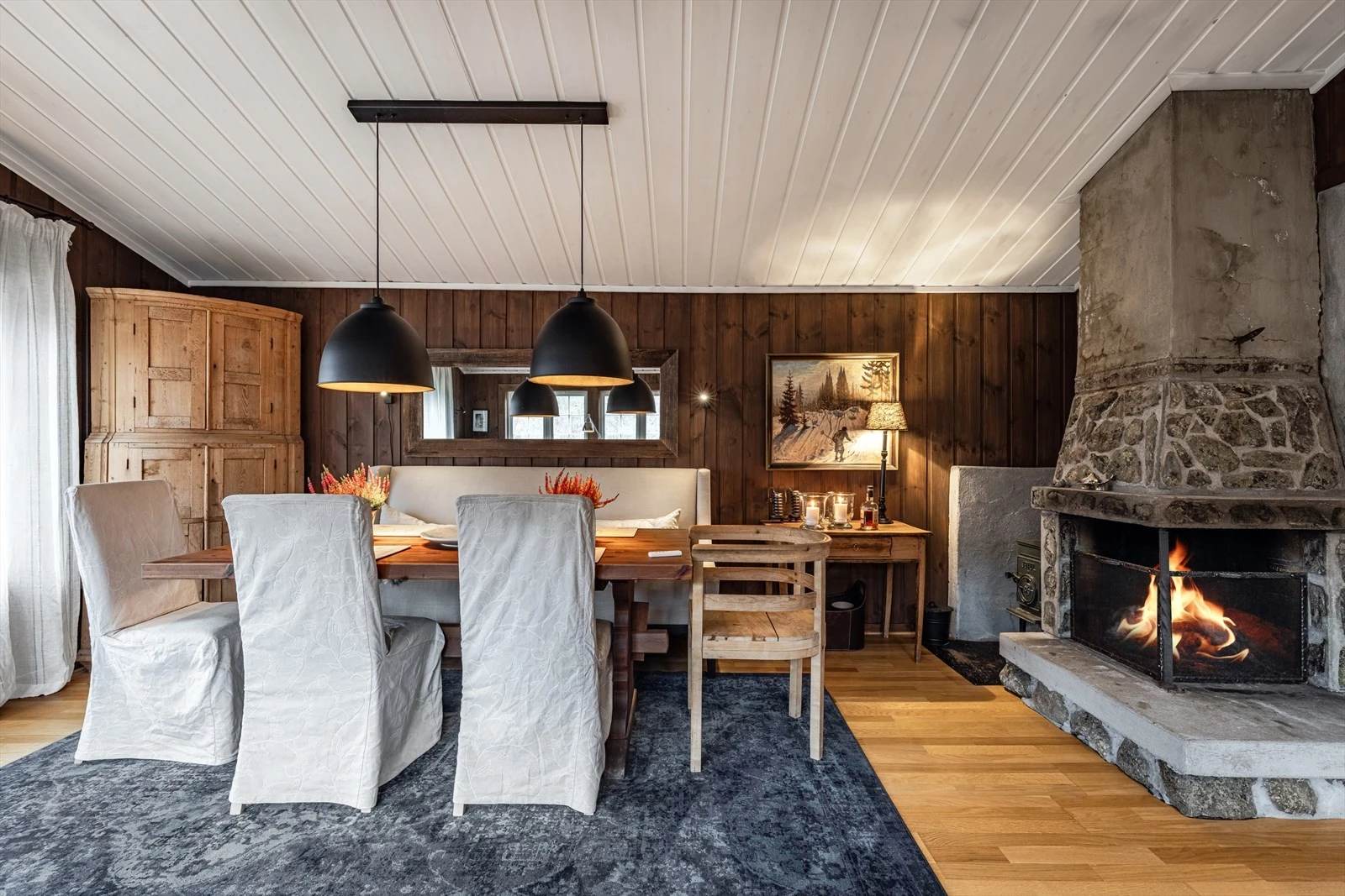 Spiseplass med hyggelig peis. Galleribilde