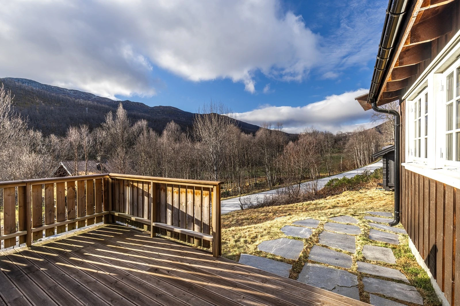 Solrik terrasse ved inngangspartiet med flott fjellutsikt! Galleribilde