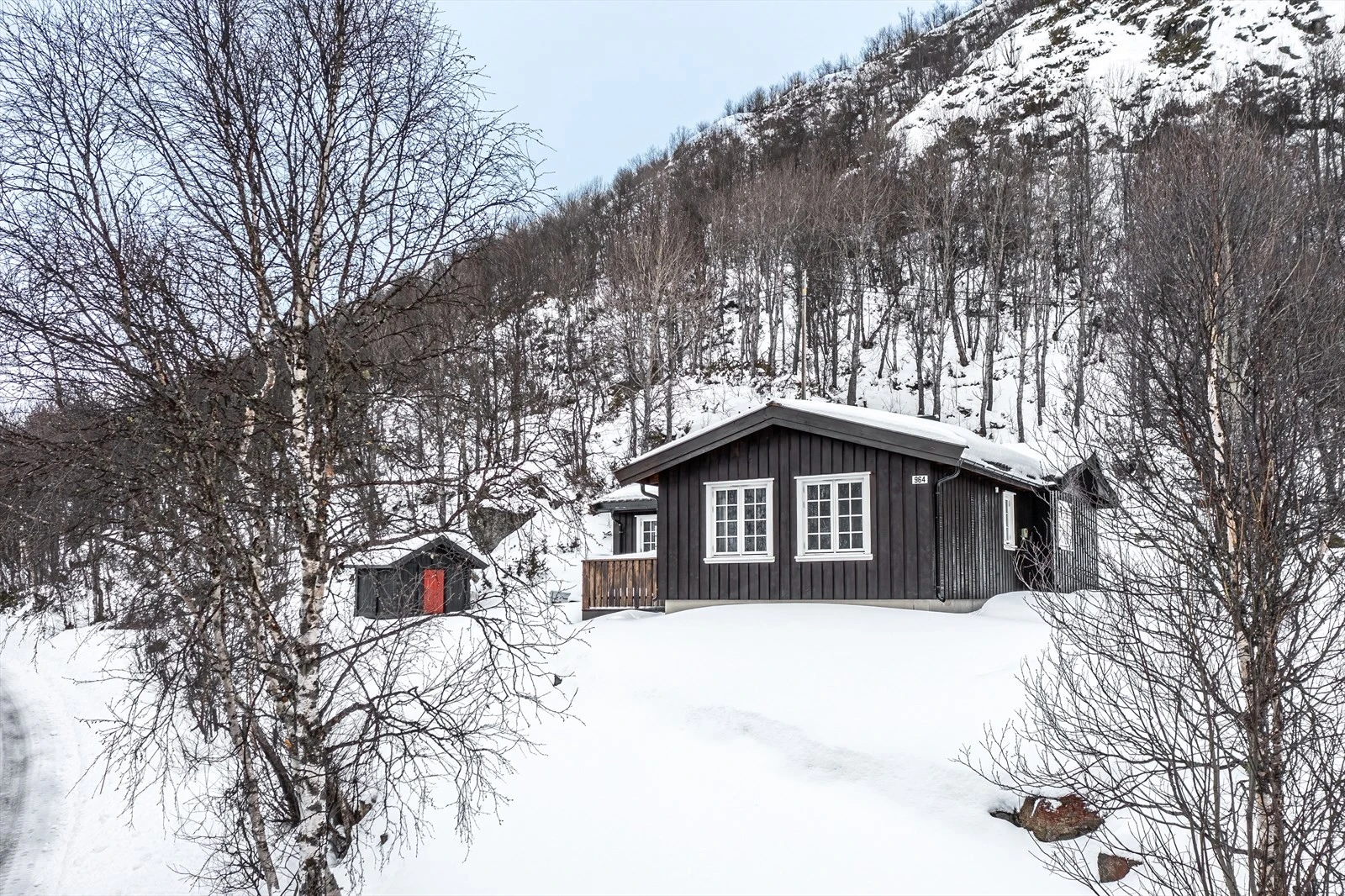 Fasade og bod. Her kan du kjøre rett inn på trappa fra hovedvei med lite trafikk! Galleribilde