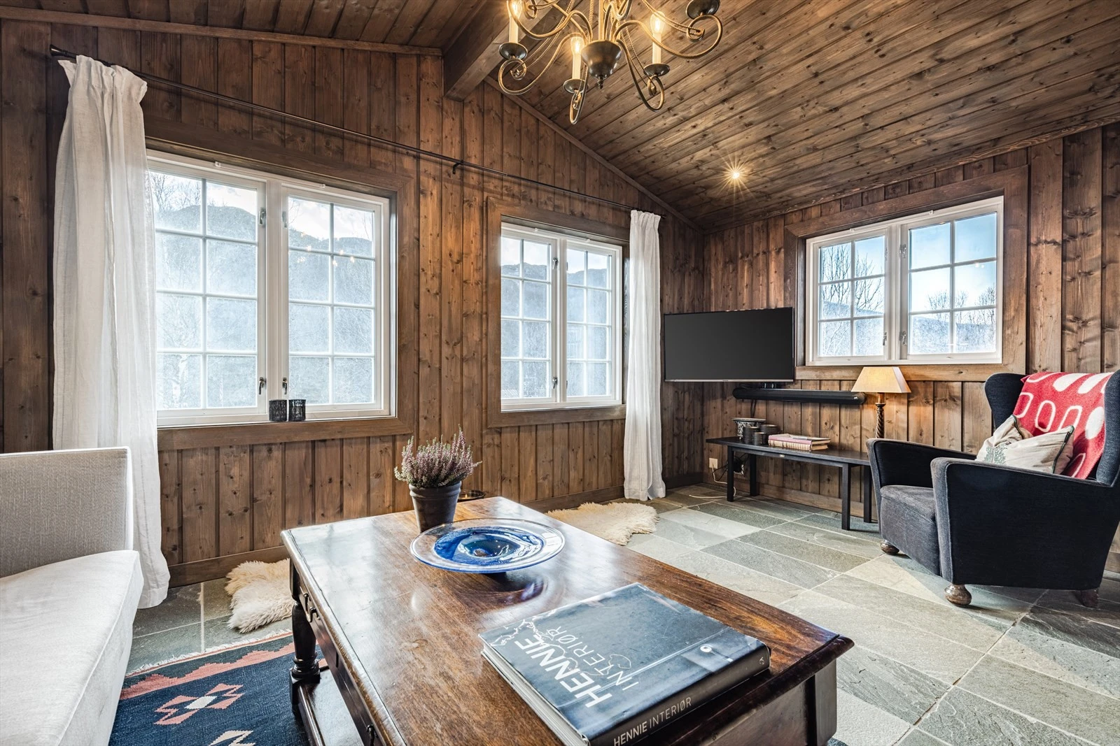 Koselig skiferbelagt TV-stue. Galleribilde