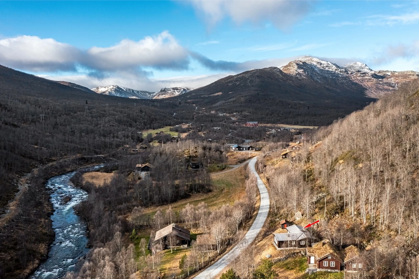 Familievennlig hytte i naturskjønne Grøndalen. Tur -og topptur muligheter rett utenfor døren! Galleribilde