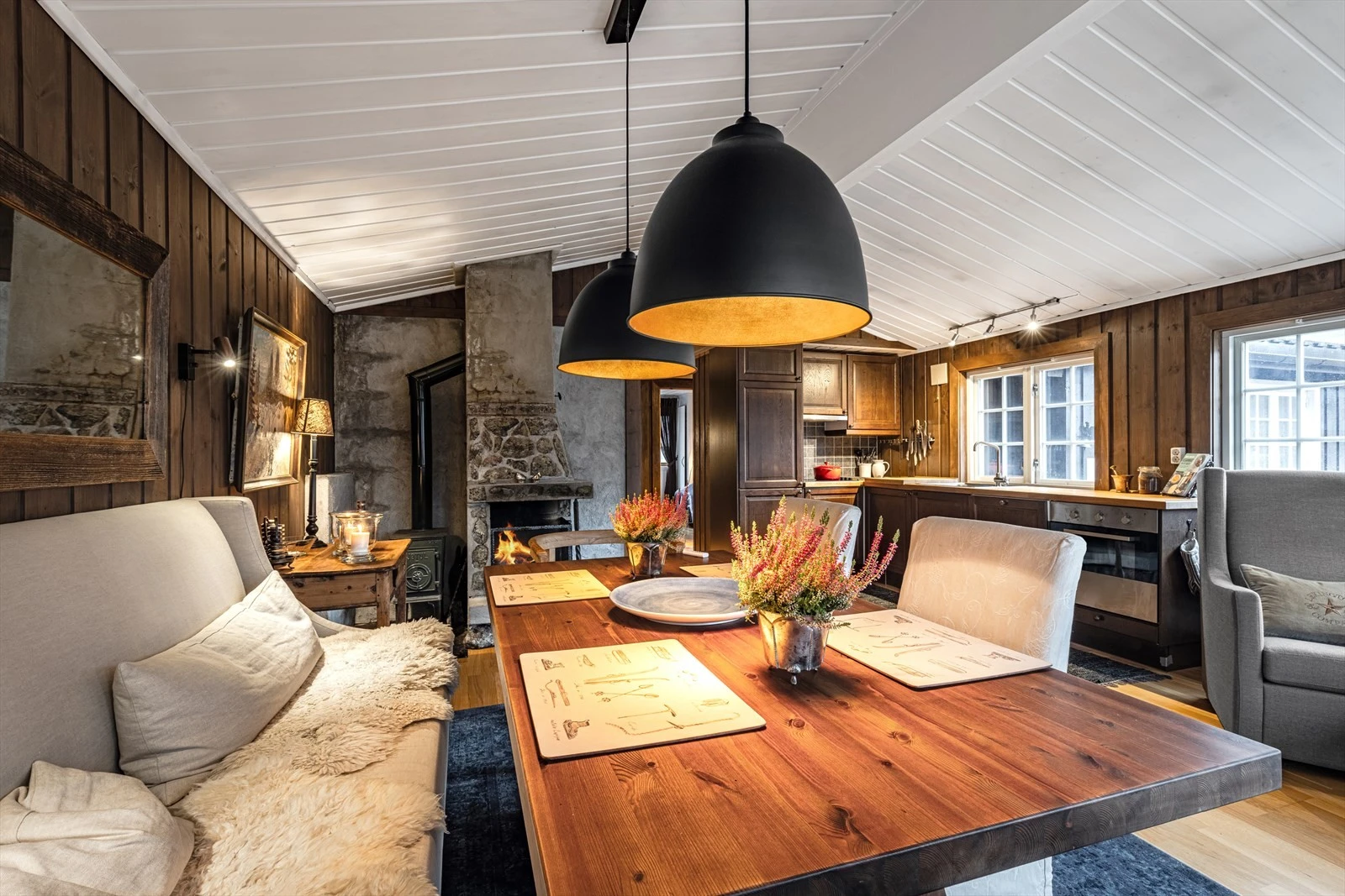 Spiseplassen foran peisen er perfekt for middager med venner og familie. Galleribilde