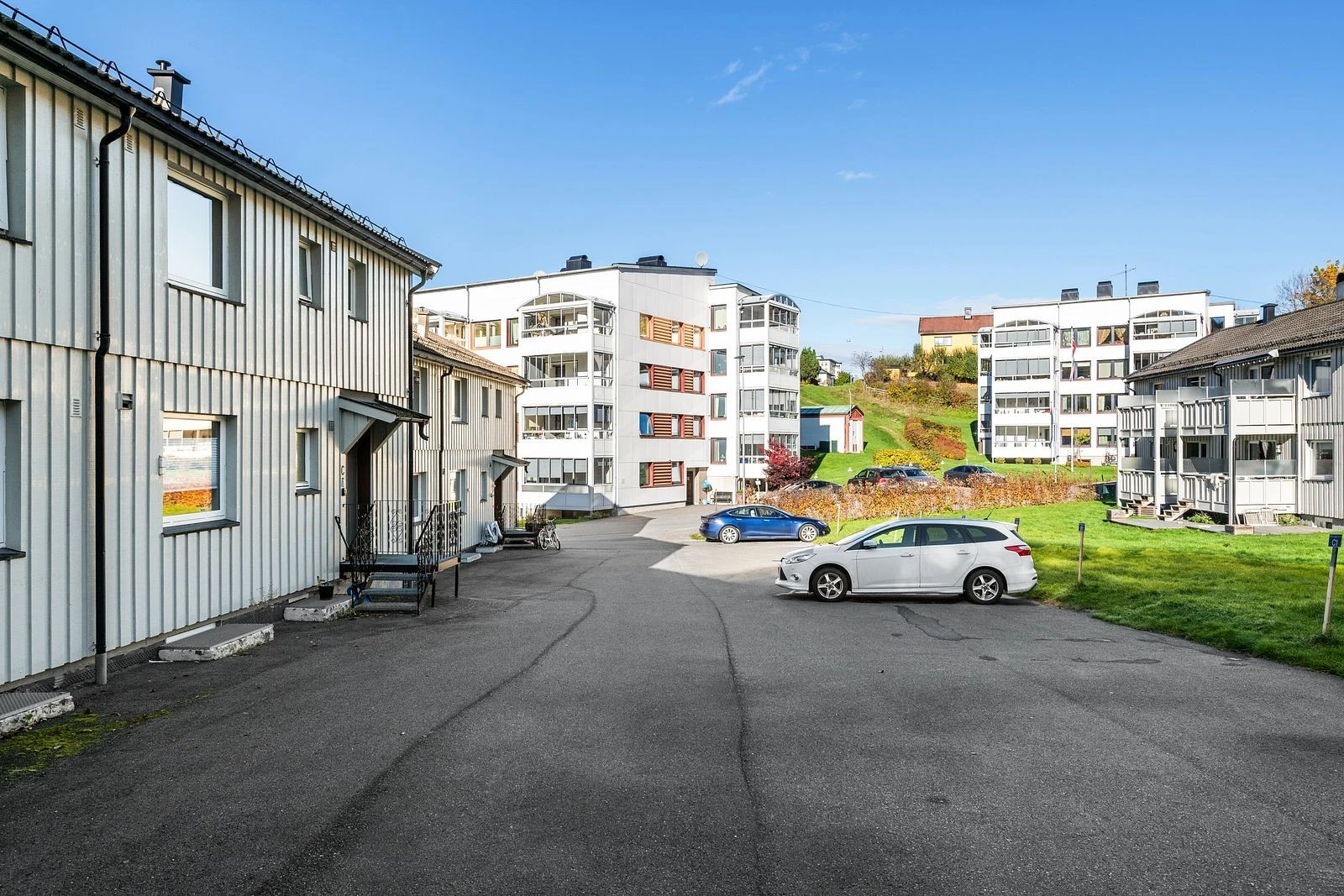 Pene fellesarealer, med leiligheten medfølger én biloppstillingsplass.