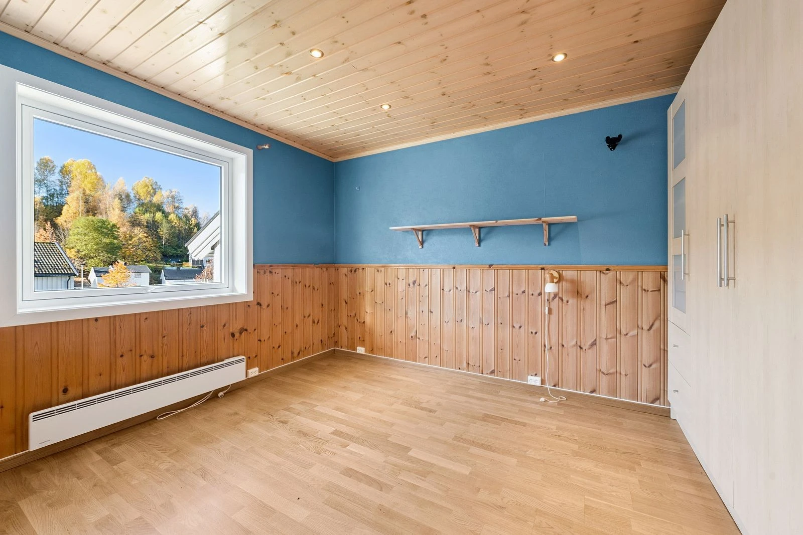 Soverom med god plass til garderobeskap, seng og nattbord.