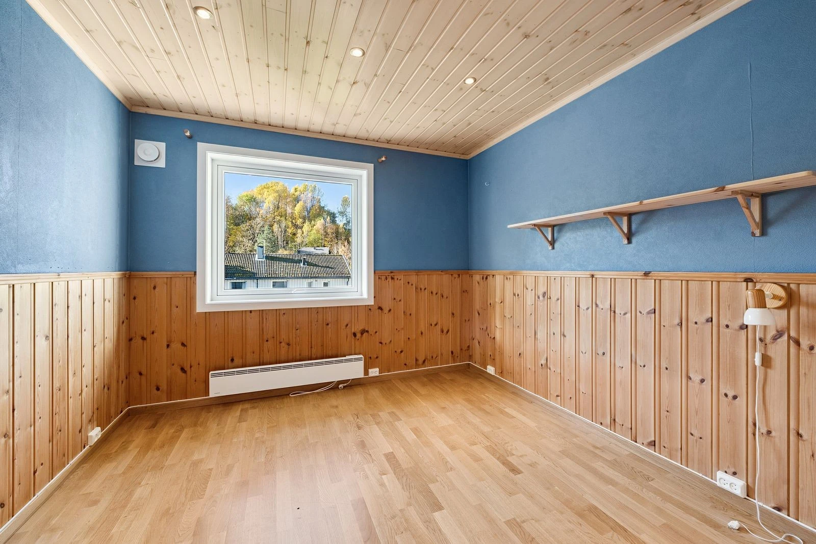 Soverommet har godt lysinnslipp i tillegg til downlights i tak.