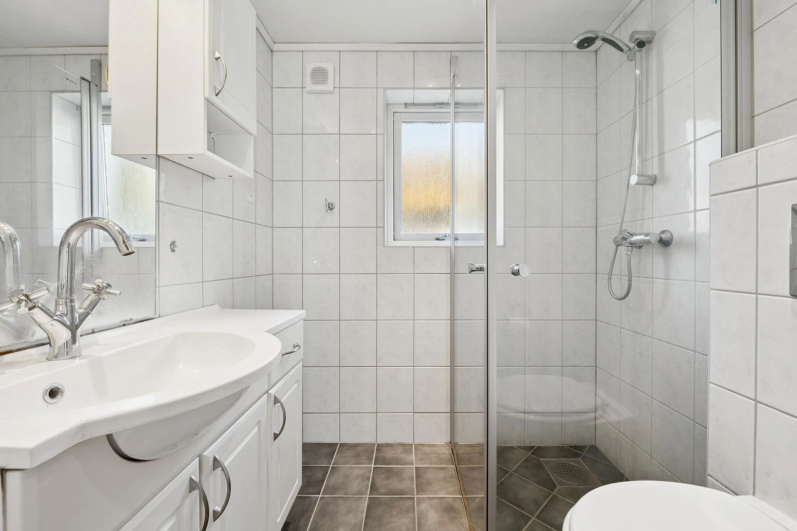 Pent og lyst baderom renovert i 2006.