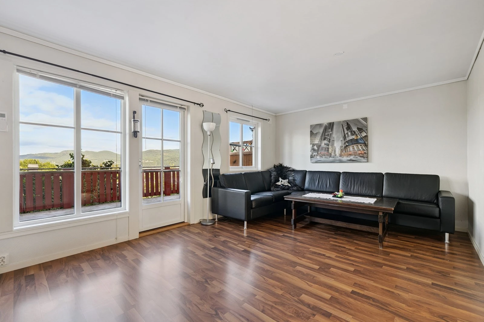 Store og vindusflater som sikrer godt med naturlig lys