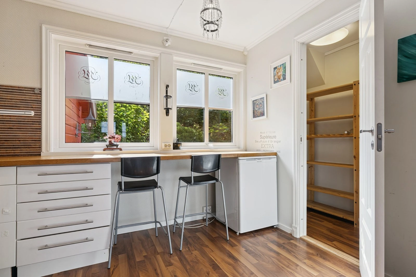 Praktisk "matbod" bak kjøkkenet