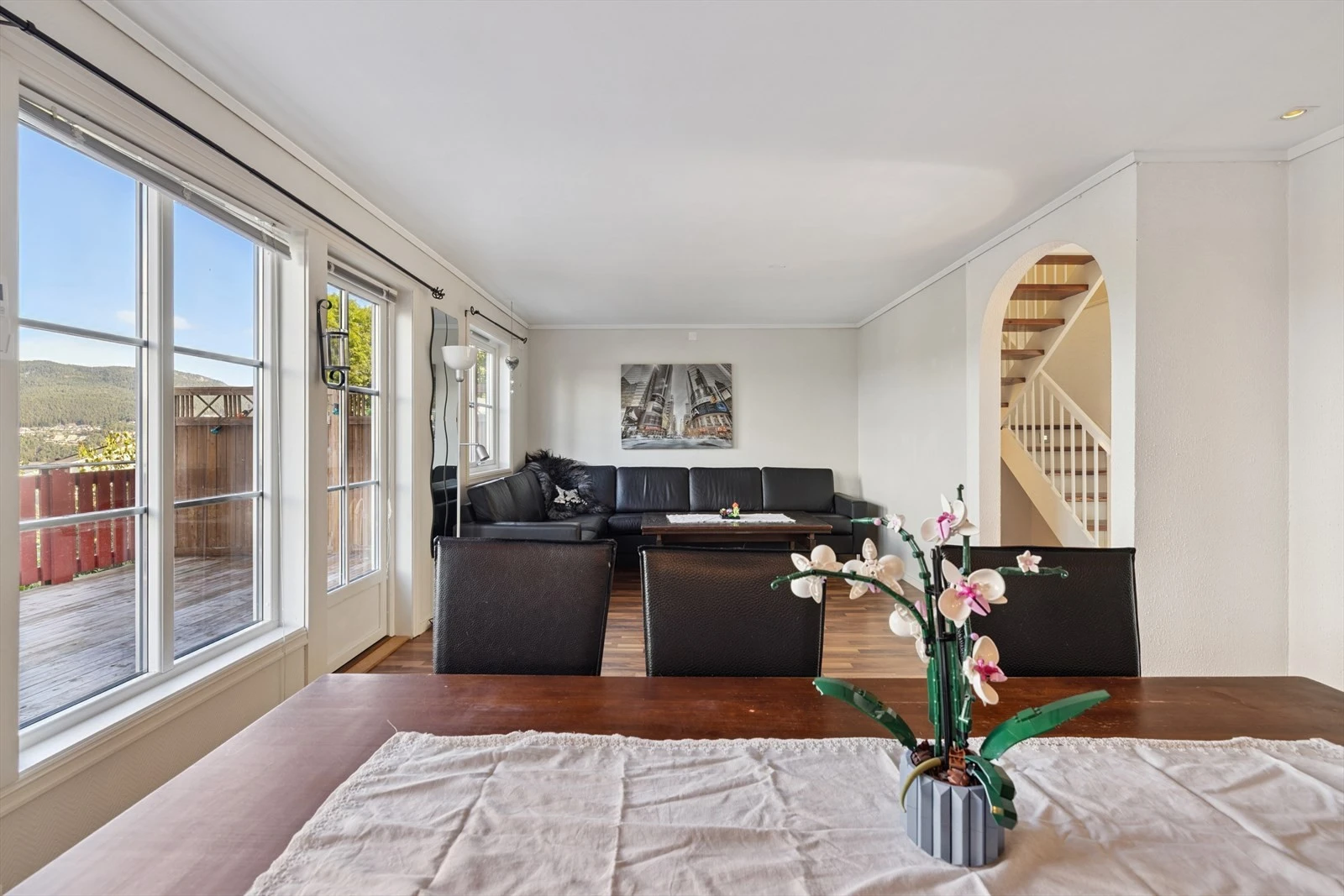 Stue med plass til diverse møblement