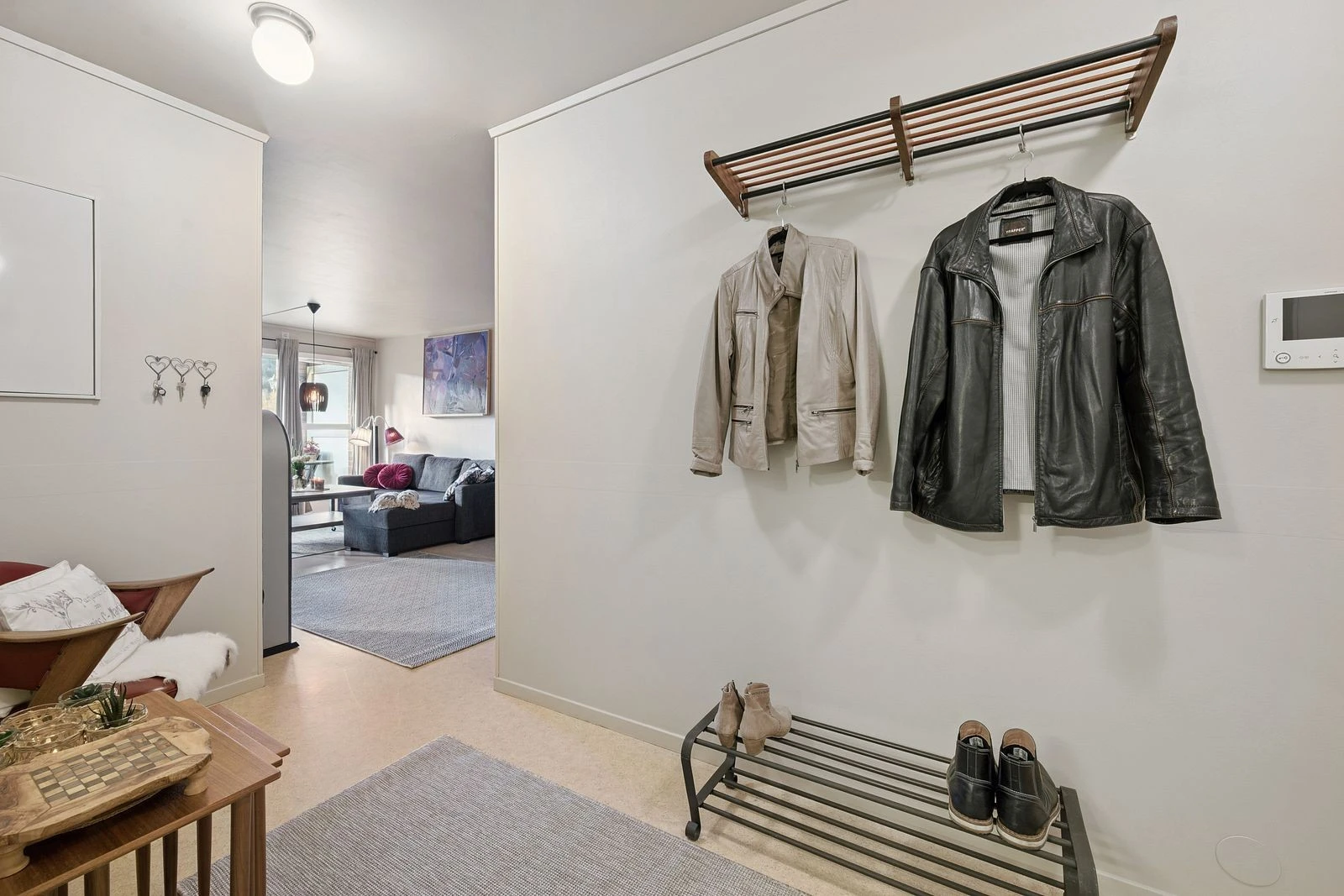Lys gang som ønsker deg velkommen inn i en innbydende leilighet.