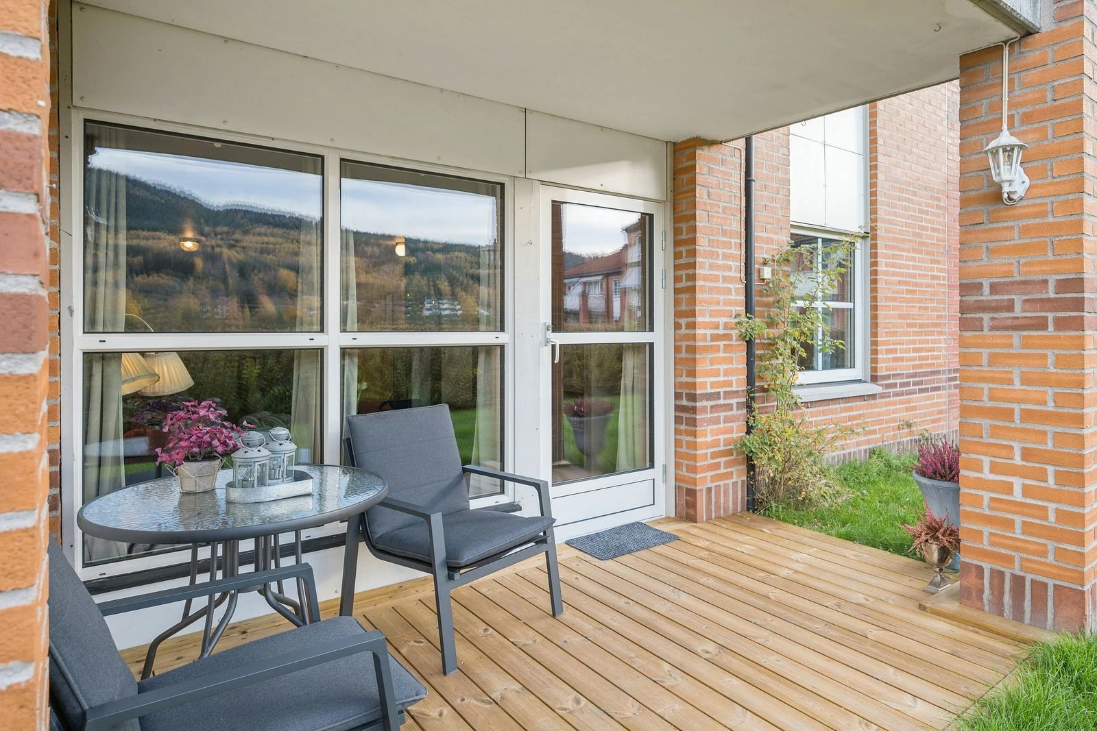 Terrasse med gode solforhold og lett adkomst fra stue.