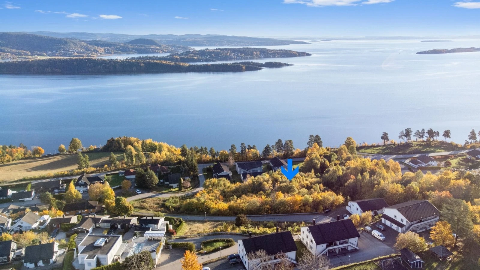 Fra tomteområdet er det panoramautsikt mot fjorden Galleribilde