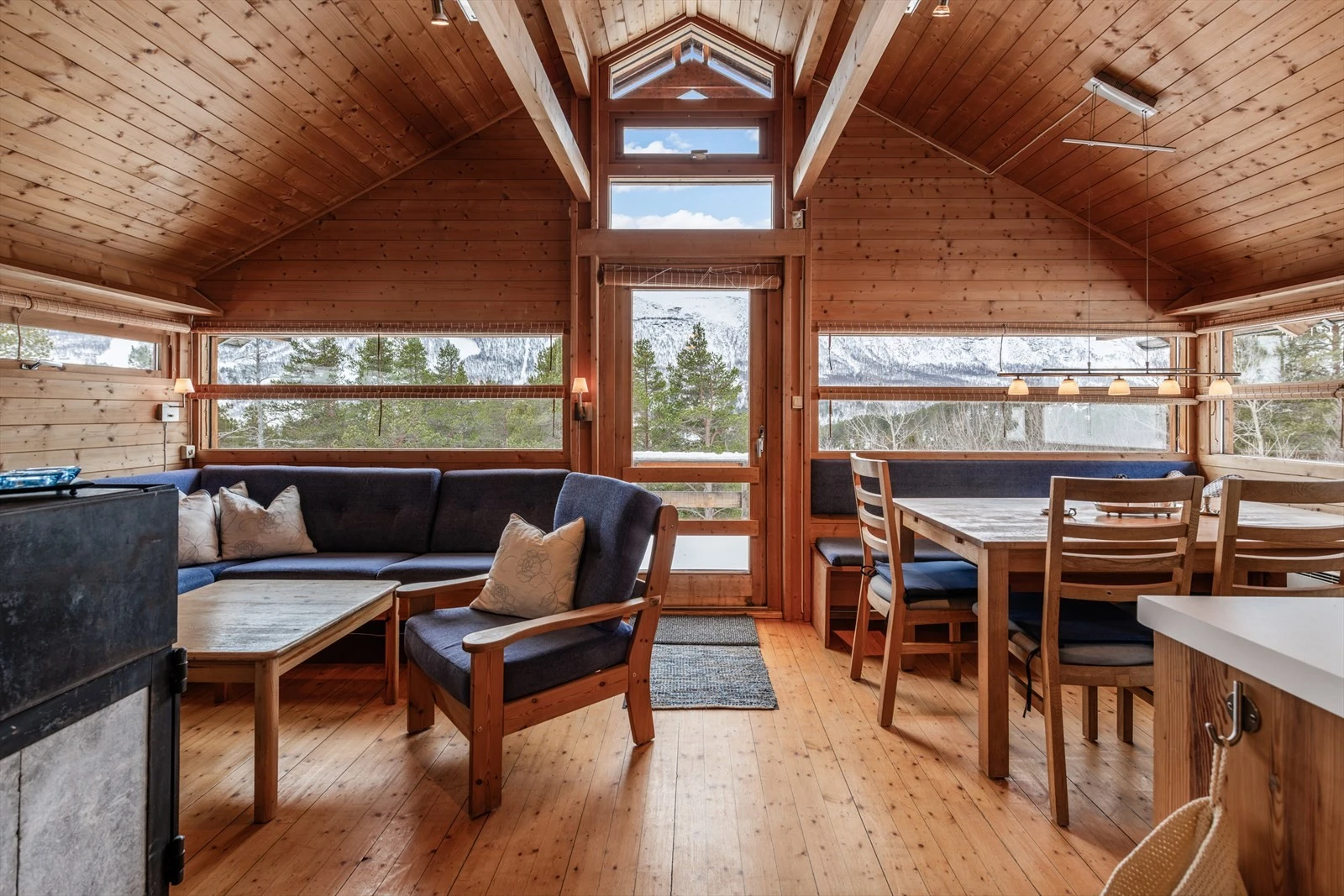 Velkommen til Sudndalen 126B! Kjøkken med spiseplass/åpen løsning til stue med utgang til terrasse. Galleribilde