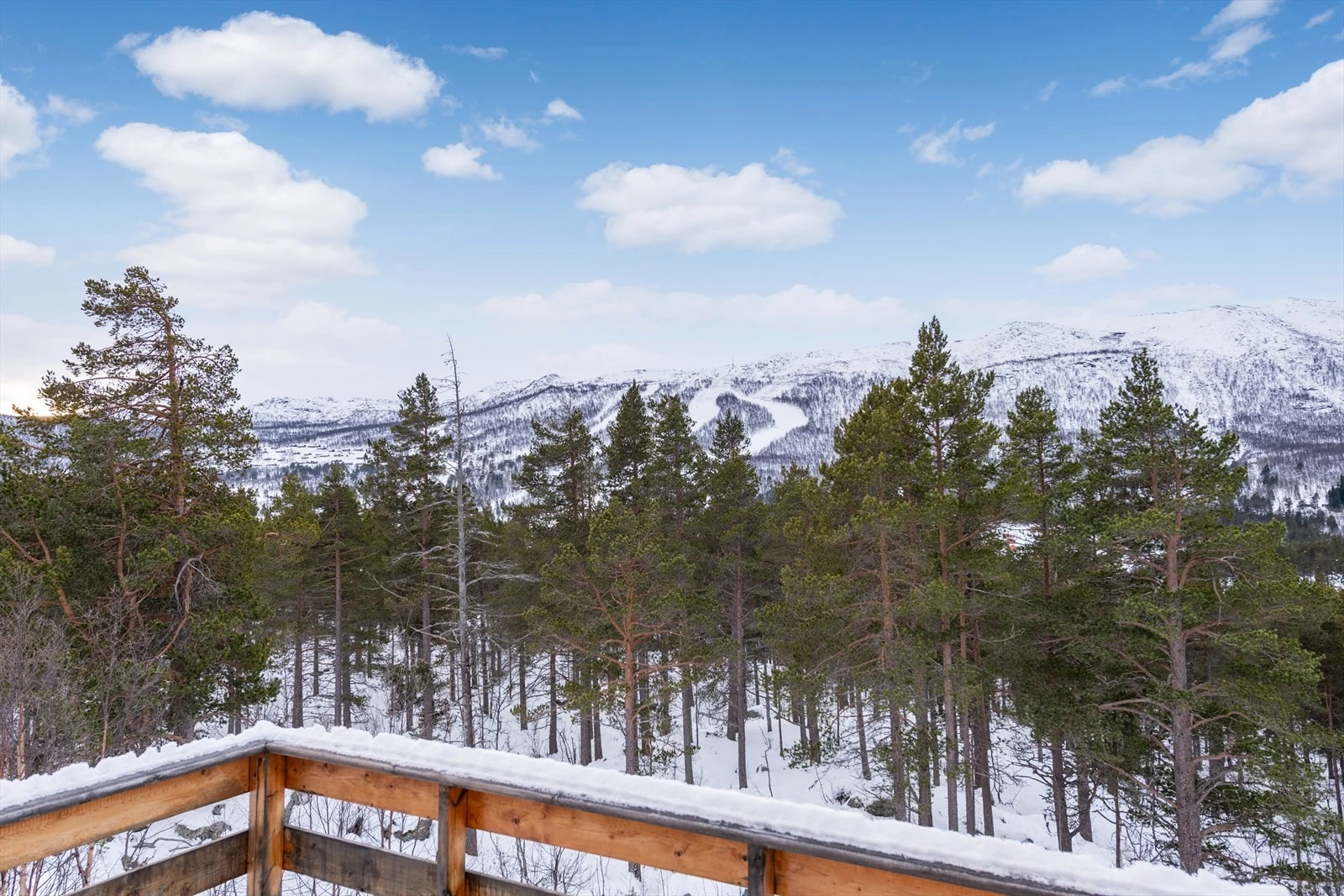 Utsikt fra terrassen mot Hallingskarvet Skisenter Galleribilde