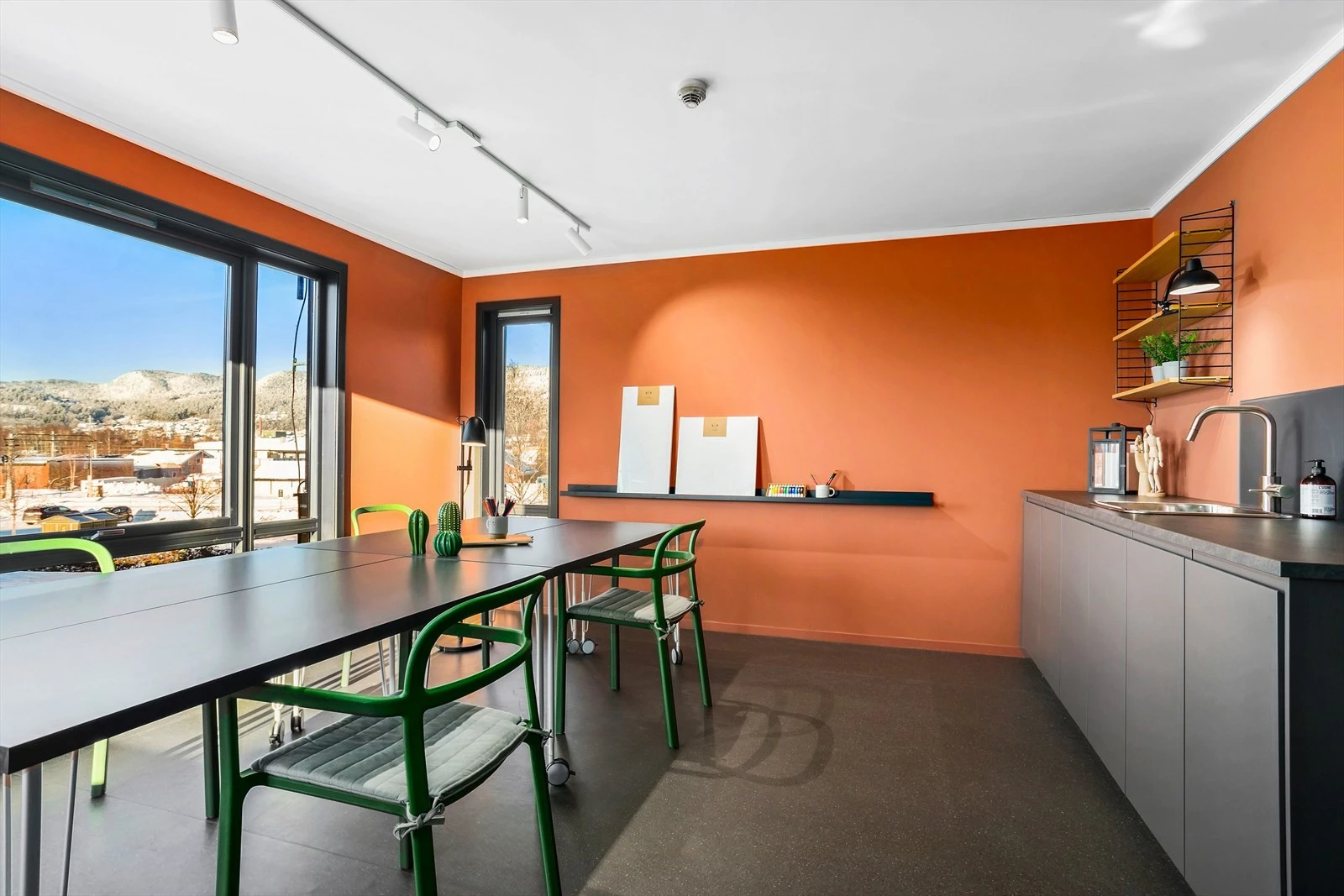 Hobbyrommet er et praktisk rom som er tilrettelagt for å skape enten i fellesskap eller alene. Her kan du male på lerret, tegne, sy eller utøve andre hobbyer.