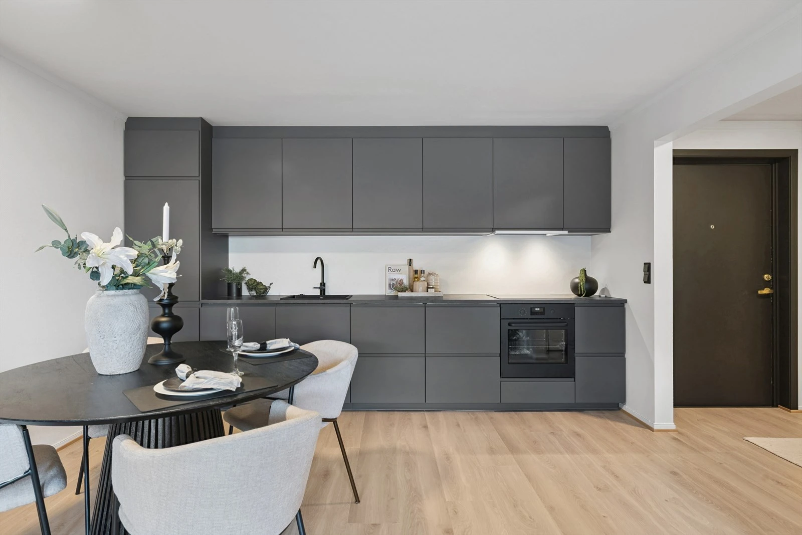 Kjøkken med integrerte hvitevarer