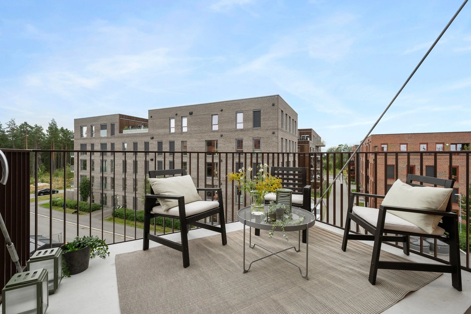 7 kvm balkong mot sørvest betyr meget gode solforhold. God plass til møblement og gassgrillen Galleribilde