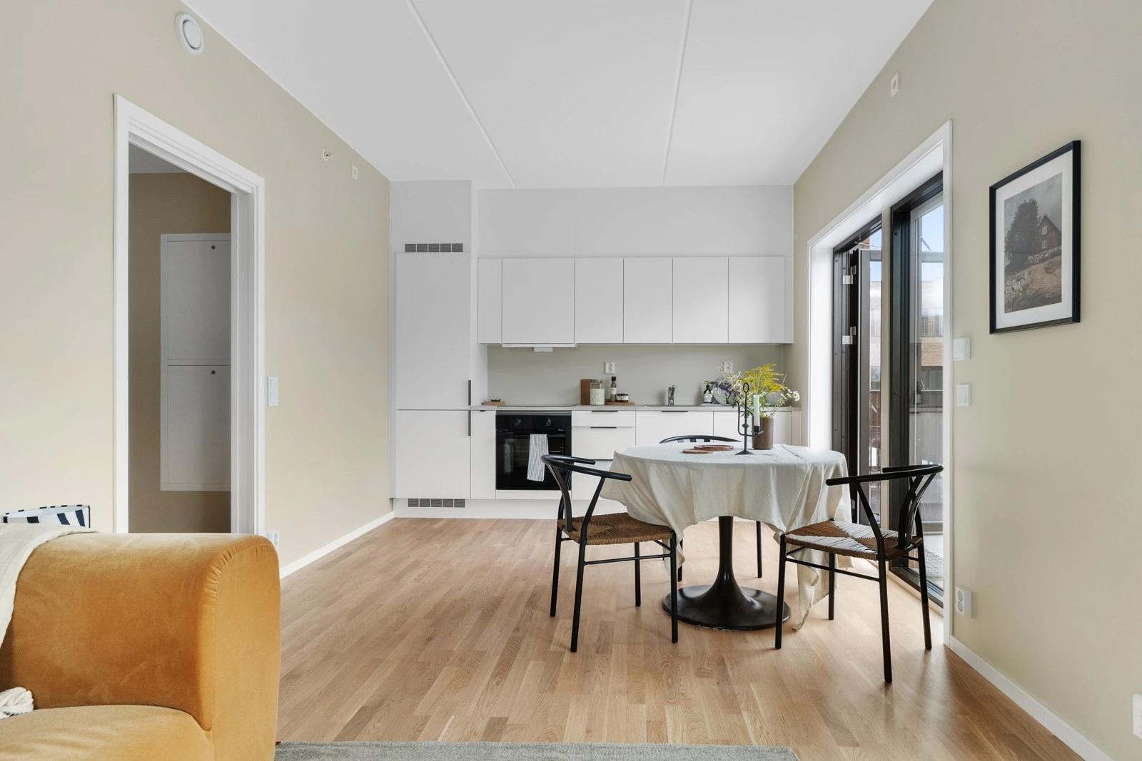 Lune fargetoner, eikeparkett m/ vannbåren gulvvarme Galleribilde