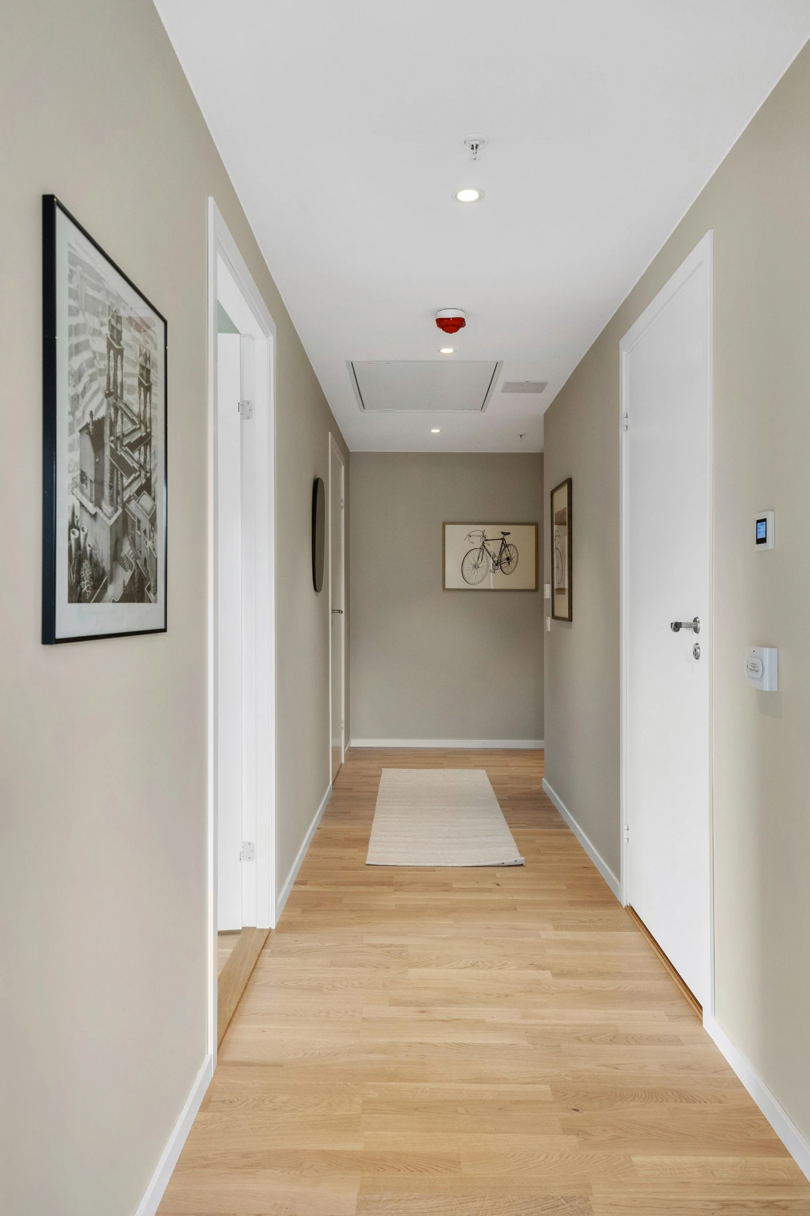 Gang med adkomst til bad og leilighetens 2 soverom. Vannbåren gulvvarme Galleribilde