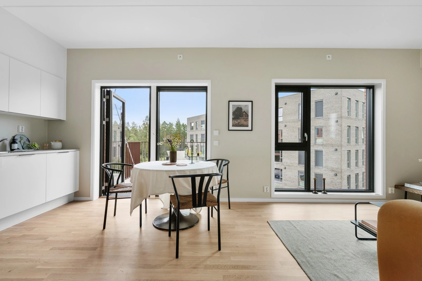 250cm takhøyde i kombinasjon med store vindusflater og åpen romløsning gir en luftig romfølelse Galleribilde