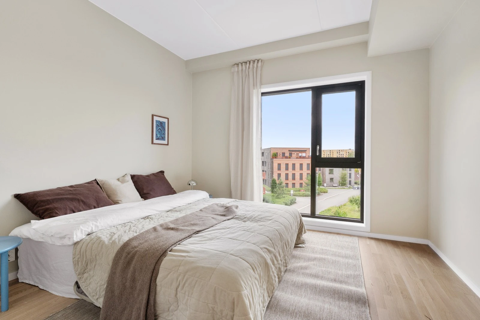 Hovedsoverom med god plass til garderobeløsning, dobbeltseng og møblement. Galleribilde