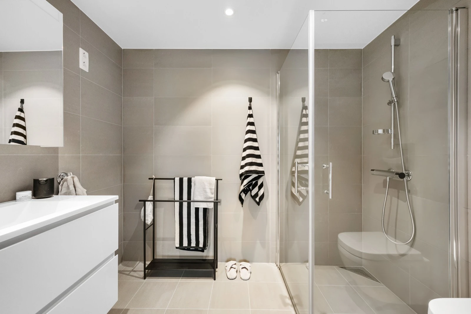 Delikat bad med gulvvarme, downlights, dusjhjørne og opplegg for vask/tørk Galleribilde