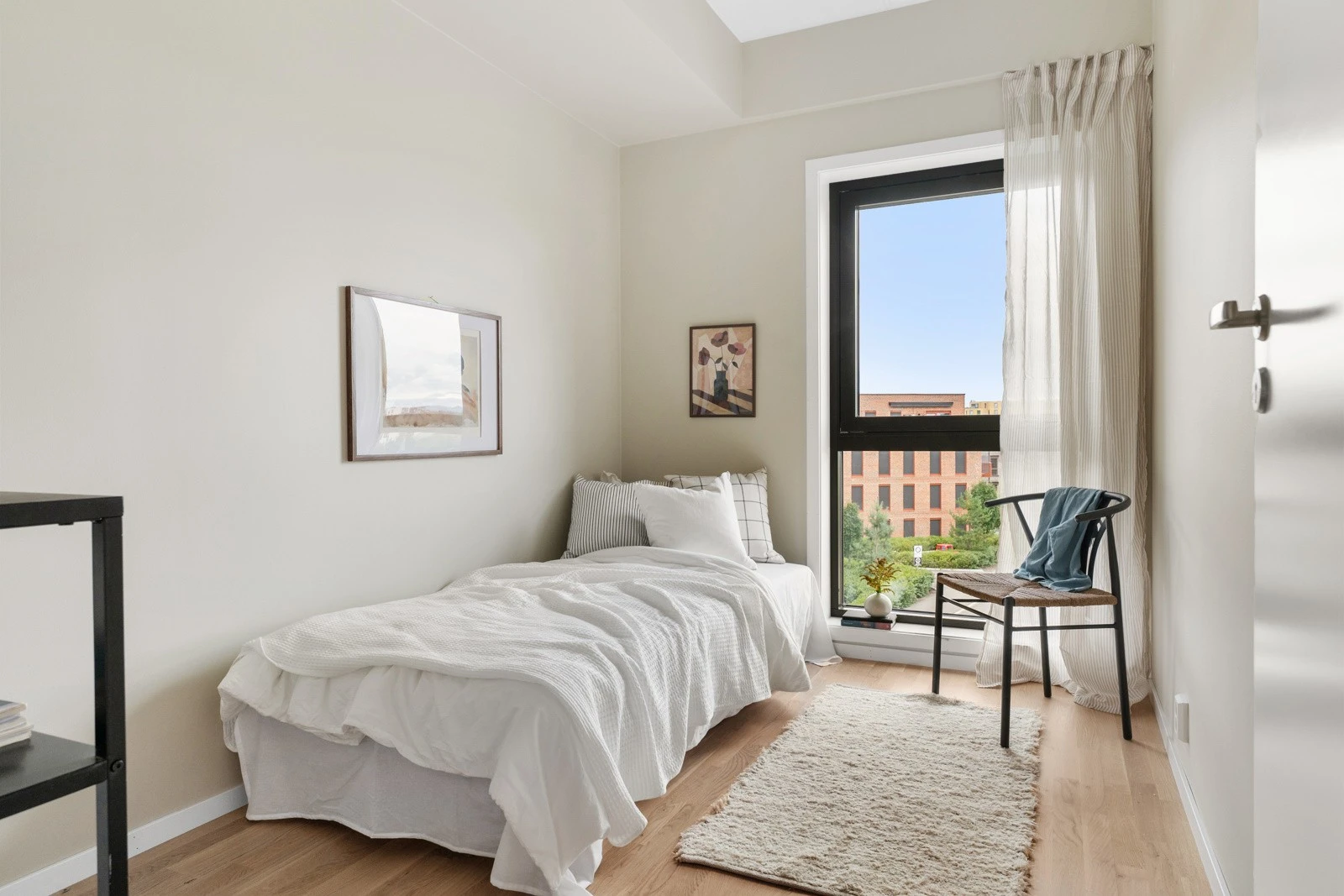 Soverom I har plass til seng, garderobeskap og møblement. Utvendige screens Galleribilde